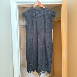 Chic Lace Midi Dress in Black